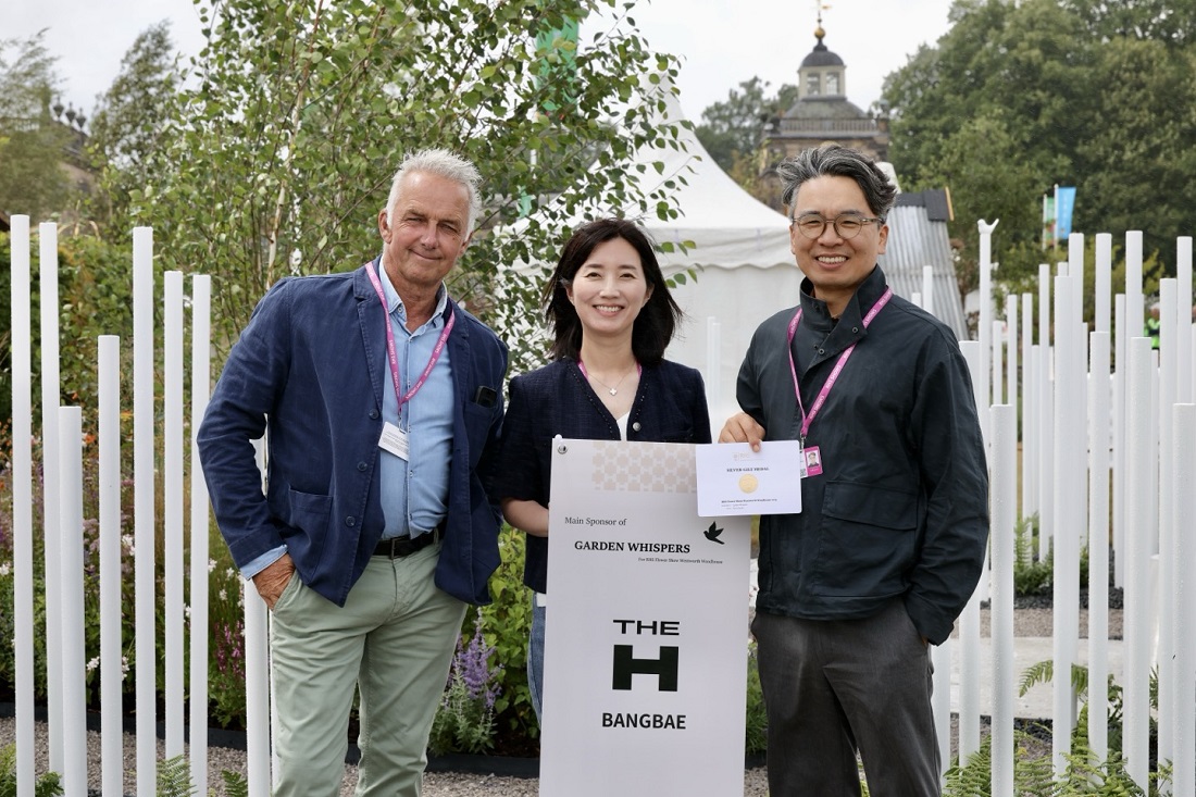 현대건설, 영국 플라워쇼 실버길트 메달 수상 ‘RHS 플라워쇼 웬트워스 우드하우스 2025’에서 현대건설 최연길 책임(오른쪽)과 성균관대학교 최혜영 교수(가운데)가 실버길트 메달을 들고 기념사진을 찍고 있다.